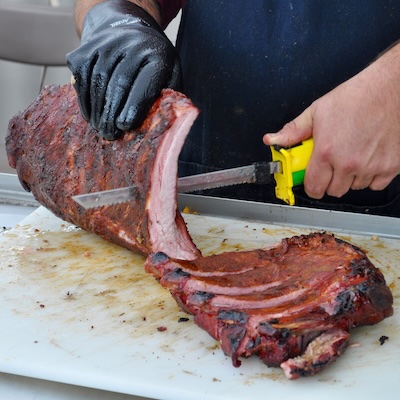 picture of bbq ribs being sliced